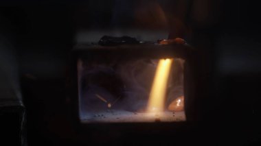 Kaynak makinesi, metal ürünler üzerinde çalışıyor. Yakın çekim. Demir yüzeyde kaynak makinesi kullanan metal işçisi, alev, kıvılcımlar ve yanıp sönen ışıklar, kaynak yapan çelik maddenin yakın görüntüsü.