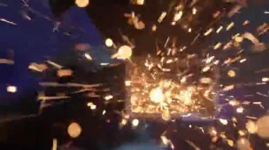 İşçi, çeliği kesmek için öğütücü makine kullanıyor. Sanayi fabrikasında öğütücüyle çalışan bir zanaatkar, demir boru kesen bir adam, atölyede uçuşan kıvılcımlar..