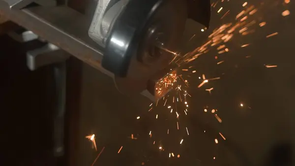 Lucrător Care Folosește Mașină Măcinat Tăiat Materiale Din Oțel Artizan Fotografie de stoc