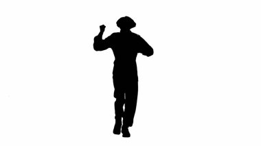 Elinde bıçakla dolaşan ve etrafa bakınan manyak bir adamın siyah silüeti. Beyaz yalıtılmış arka planda kıvırcık saçlı tanınmayan bir adam.