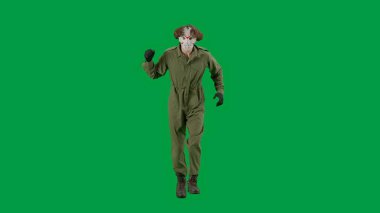 Hokey maskeli ve tulumlu bir manyak elinde bıçakla dolaşıyor ve etrafa bakıyor. Korkunç Jason Voorhees 'deki tanınmayan adam yeşil ekran kromatonunda görünüyor. Cadılar Bayramı, korku