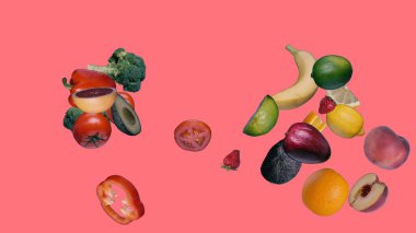 İzole edilmiş parlak pembe arka planda taze meyve ve sebze serpintisi. Dilimler, meyveler ve sebzeler havaya uçar. Yaz sulu arka plan. Desen, ekran koruyucu.