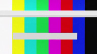 Sinyal yok, arıza retro TV ekranı. Analog televizyon sinyali bozulması. Televizyon hatası ekranı. SMPTE renk çubuğu veri arızaları. Kötü sinyal, hasarlı parazit, titreşen eski moda TV ekranı.
