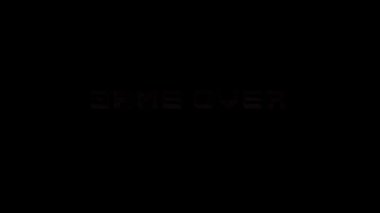 Klasik Game Over metnini içeren minimalist bir tasarım. Eskimiş video oyunları için nostalji uyandıran, siyah bir arkaplan merkezli retro pikselli yazı tipi..