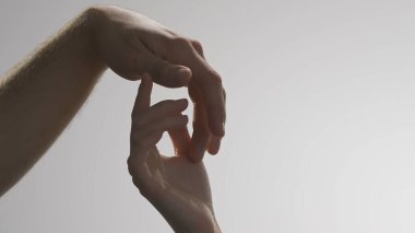 Genç adam ve kadın dokunaklı eller, tutku yakınlık havası, samimi duygular, çekim ve arzu. Aşk ve sevgi ilişkileri kavramı. Sevgili çift stüdyoda yakın çekim yapıyor..