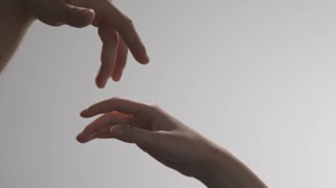 Genç adam ve kadın dokunaklı eller, tutku yakınlık havası, samimi duygular, çekim ve arzu. Aşk ve sevgi ilişkileri kavramı. Sevgili çift stüdyoda yakın çekim yapıyor..