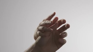 Genç adam ve kadın dokunaklı eller, tutku yakınlık havası, samimi duygular, çekim ve arzu. Aşk ve sevgi ilişkileri kavramı. Sevgili çift stüdyoda yakın çekim yapıyor..