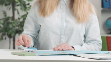 Dünya haritasına küçük bir model uçak yerleştiren bir seyahat acentesinin yakın çekimi. Sahne, uluslararası seyahat planlama ve rezervasyon sürecini sembolize ediyor, ayrıntıları vurguluyor ve