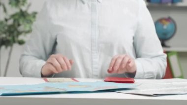 Bir seyahat acentesi, kameraya uçak bileti olan bir pasaport gösteriyor. Modern bir seyahat acentesinden bilet almayı planlıyorum. Seyahat, tatil ve tur rezervasyonu konsepti.