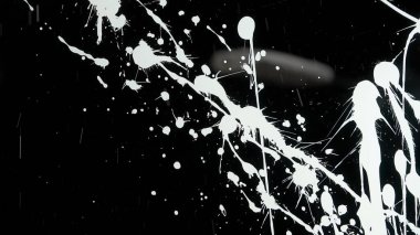 Sanatçı şeffaf cam yüzeyde çizim yapar. Akrilik yağlı orta boyalı fırça kullanan ve doğrudan siyah cam ekran izole edilmiş arka plan, zıt görüş sahnesi üzerine sıçrama yapan kişi.