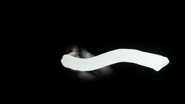 Sanatçı şeffaf cam yüzeyde çizim yapar. Akrilik yağlı orta boyalı fırça kullanan ve doğrudan siyah cam ekran izole edilmiş arka plan üzerinde çizim yapan kişi, zıt görüş sahnesi.