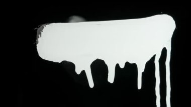 Sanatçı şeffaf cam yüzeyde çizim yapar. Akrilik yağlı orta boyalı fırça kullanan kişi, doğrudan siyah cam ekran izole zıt görüş üzerine düşen damlalarla darbeyi çeker.