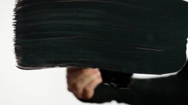 Sanatçı şeffaf cam yüzeyde çizim yapar. Kadın, akrilik yağlı orta boyalı fırça kullanıyor ve cam ekranın her yerini boyuyor. İzole edilmiş beyaz arka plan, zıt görüş..