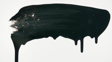 Cam yüzeyde siyah boya izi var. İzole edilmiş beyaz arka plana siyah akrilik boya çizilmiş. Monokrom resim, minimalizm.