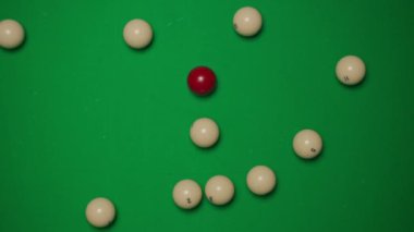 Hobi ve eğlence konsepti. Lüks bilardo kulübü sahnesi. Rus bilardo masasının kırmızı ve beyaz topları olan en iyi görüntüsü. Toplara ıstakayla vuran kişi..