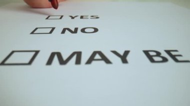 Kağıt üzerinde kalemle kadın el yazısı. Kadın elinin belgeyle çalışırken yakın plan resmi, kadın el yazısıyla kırmızı işaret, metin kutusunda işaret işareti, belgede kelime yok..