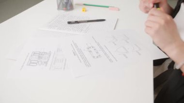 Üniversitede ya da okulda sınava giren kişi. Standart sınav kağıdında işaretleyici doğru cevaplarla kadın vurgulaması. Cevap kağıdını dolduran öğrenci, doğru cevabı seçiyor, yakın çekim.