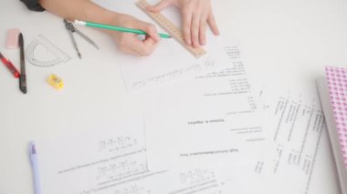 Üniversitede ya da okulda sınava giren kişi. Dişi, geometri sınav kağıdında ayırıcı ve cetvelle doğru cevabı çizer. Cevap kağıdını dolduran öğrenci, doğru cevabı yazıyor, en iyi görüntü.