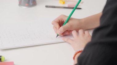 Üniversitede ya da okulda sınava giren kişi. Standart sınav kağıdında kurşun kalemle doğru cevap yazan bir kadın. Cevap kağıdını dolduran öğrenci, doğru cevabı yazıyor, yakın çekim..