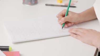 Üniversitede ya da okulda sınava giren kişi. Standart sınav kağıdında kurşun kalemle doğru cevap yazan bir kadın. Cevap kağıdını dolduran öğrenci, doğru cevabı yazıyor, yakın çekim..