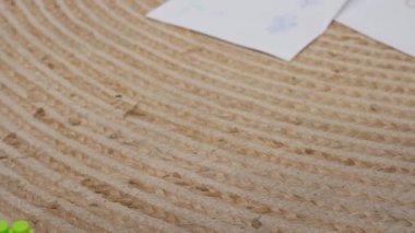 Anaokulu derslerini ziyaret ediyorum. Geliştirme sınıfı odasının zeminini yakın çekim, oyuncaklar, inşaatçılar, kağıt çarşaflar ve etrafa saçılmış renkli kalemler. Çocuk eğitimi konsepti. Yavaş çekim.