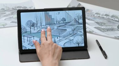 Tablet ve kalem kullanan kadın tasarımcı çizer. Kadın mimar tasarımcı, şehir parkının el boyama projesi Stylus ile birlikte grafik tablet sergisinde çalışıyor. Yaratıcılık ve modern teknoloji.