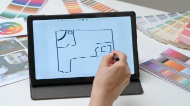 Tablet ve kalem kullanan kadın tasarımcı çizer. Kadın mimar ev tasarımcısı Stylus ile dijital grafik tablet üzerinde çalışıyor, yeni daire projesi çiziyor. Yaratıcılık ve modern teknoloji