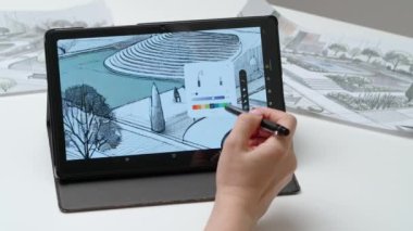 Tablet ve kalem kullanan kadın tasarımcı çizer. Kadın mimar tasarımcı, şehir parkının el boyama projesi Stylus ile birlikte grafik tablet sergisinde çalışıyor. Yaratıcılık ve modern teknoloji.