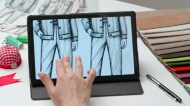 Tablet ve kalem kullanan kadın tasarımcı çizer. Kadın moda tasarımcısı dijital grafik tablet dokunmatik ekranda kıyafet koleksiyonu çizimi ile çalışıyor. Yaratıcılık ve modern teknoloji.