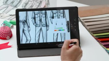 Tablet ve kalem kullanan kadın tasarımcı çizer. Kadın moda tasarımcısı, Stylus ile grafik tablet sergisinde çalışıyor, el boyama projesi erkek kıyafetleri. Yaratıcılık ve modern teknoloji.