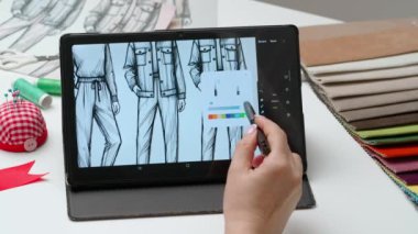 Tablet ve kalem kullanan kadın tasarımcı çizer. Kadın moda tasarımcısı, Stylus ile grafik tablet sergisinde çalışıyor, el boyama projesi erkek kıyafetleri. Yaratıcılık ve modern teknoloji.