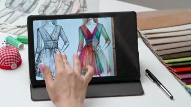 Tablet ve kalem kullanan kadın tasarımcı çizer. Kadın moda tasarımcısı dijital grafik tablet dokunmatik ekranda kıyafet koleksiyonu çizimi ile çalışıyor. Yaratıcılık ve modern teknoloji.