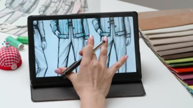 Tablet ve kalem kullanan kadın tasarımcı çizer. Kadın moda tasarımcısı, Stylus ile grafik tablet sergisinde çalışıyor, el boyama projesi erkek kıyafetleri. Yaratıcılık ve modern teknoloji.