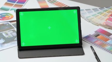 Tablet kullanan kadın tasarımcı çizer. Kadın mimar iç mimar grafik tablet üzerinde çalışıyor krom anahtar yeşil ekran arkaplan, çalışma alanı modeli. Yaratıcılık ve modern teknoloji.