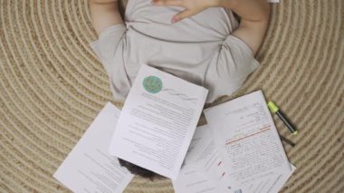 Evde okuyan genç bir öğrenci. Genç bir üniversite öğrencisinin bir odada yerde yatması, ödev vermesi ya da sınava çalışması. Yorgun ve yerde uyuyakalmış. Eğitim anlayışı.