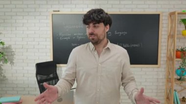 Eğitmen özenli bir öğrenciye kodlama kavramlarını hem karatahta hem de ekranda canlı kod kullanarak açıklar. Modern sınıf elle öğrenme için donatılmıştır..