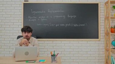 Bilgisayar bilimi ya da kodlama dersinin sonu. Eğitmen öğrencilere veda ediyor. Oğlan ve kızlar sıralarını bırakıp teneffüse giderler. Öğretim konsepti.