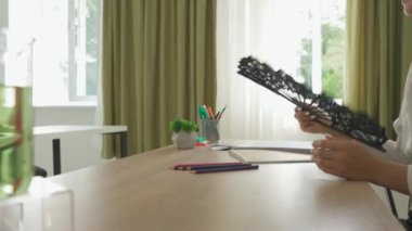 Bir grup ilkokul öğrencisi fen bilgisi öğreniyor. Ortaokul öğrencileri fen bilimleri kimyası dersinde. Öğretmen masada oturup el sallıyor, çocuklar test yapıyor. Yavaş çekim.