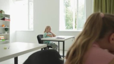 Bir grup ilkokul öğrencisi fen bilgisi öğreniyor. Ortaokul öğrencileri fen kimyası dersinde sınıfta otururlar. Bayan öğretmen dersi açıklıyor, çocuklar dikkatle dinliyor. Modern eğitim kavramı.