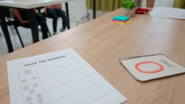 Bir grup ilkokul öğrencisi. Sınıftaki ortaokul öğrencileri, kadın öğretmen çocuklara dersi, teste hazırlanmayı, materyali açıklıyor. İlkokul.