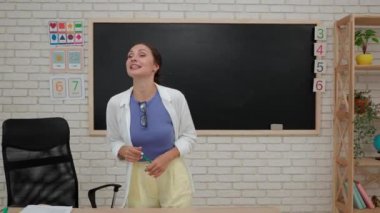 Bir grup ilkokul öğrencisi. Sınıftaki ortaokul öğrencileri, kadın öğretmenler çocuklara ders veriyor, arkadaşça öğretmenler çocuklarla konuşuyor. İlkokul.