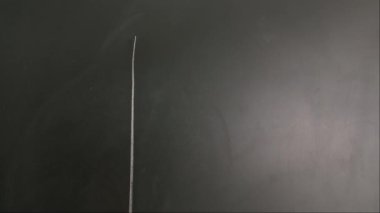 Bayan öğretmenin elinde tebeşir var. Karatahtaya kadın eli çizim koordinat eksenini kapat. Profesör tahtaya ya da öğrenci çözme görevine yazıyor. Eğitim ve bilim konsepti.