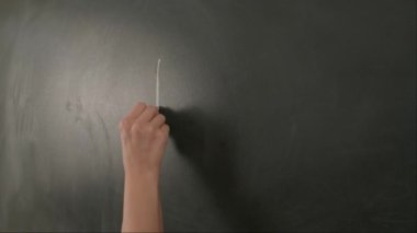 Bayan öğretmenin elinde tebeşir var. Karatahtaya kadın el yazısı çizimi gülümseme emojisini kapat, profesör tahtaya ya da öğrenci çözme görevine yazıyor. Eğitim ve bilim konsepti.