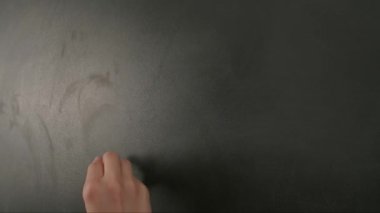 Bayan öğretmenin elinde tebeşir var. Karatahtadaki ünlem işaretleriyle kadın el yazısını kapat. Profesör tahtaya ya da öğrenci çözme görevine yazı yaz. Eğitim ve bilim konsepti.