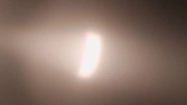 Siyah arkaplanda gerçek optik mercek parlaması.