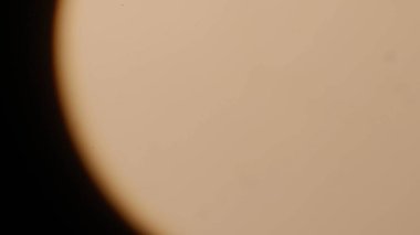 Siyah arkaplanda gerçek optik mercek parlaması.