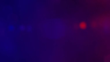 Siyah arkaplanda gerçek kırmızı ve mavi optik mercek parlaklığı.