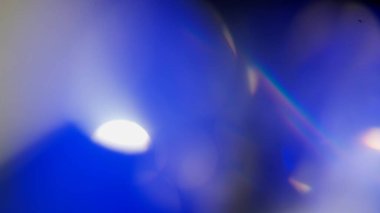 Siyah arkaplanda gerçek optik mavi bokeh.