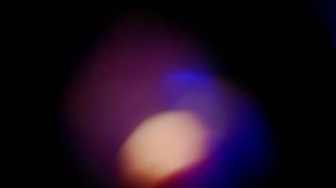 Siyah arkaplanda gerçek optik mavi bokeh.