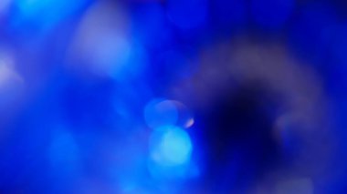 Siyah arkaplanda gerçek optik mavi bokeh.